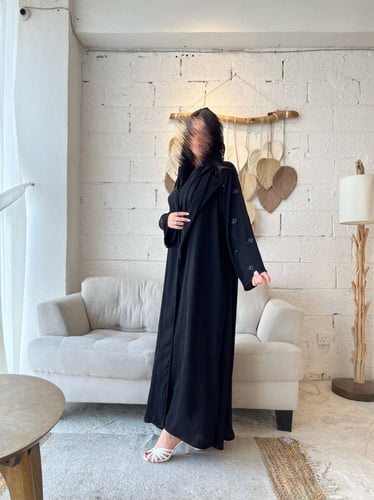 عباية كريب ملكي تطريز اسود | G47