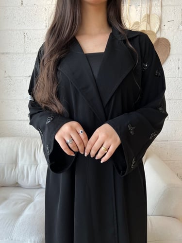 عباية كريب ملكي تطريز اسود | G47