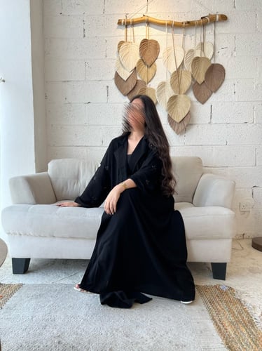 عباية كريب ملكي تطريز اسود | G47