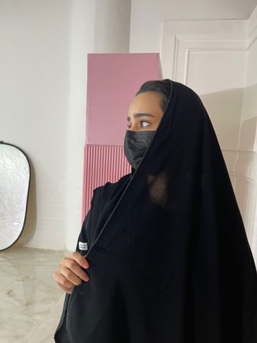 طرحة بتطريز على الطرف