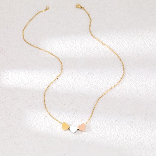 قلادة قلوب نسائية