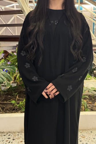 عباية كريب ملكي مع وردة على الكم