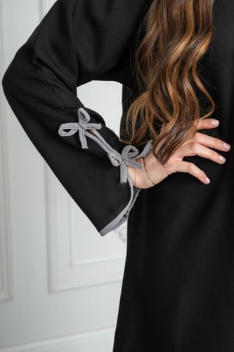 عباية سادة ازرار مع فيونكه على الكُم