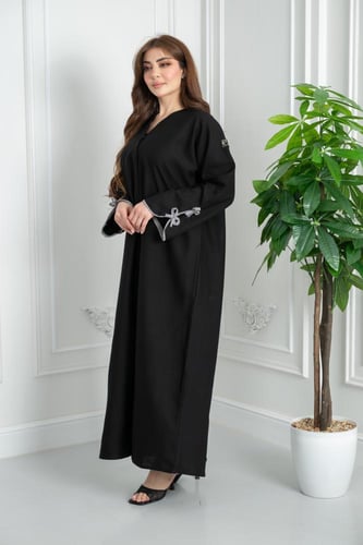 عباية سادة ازرار مع فيونكه على الكُم