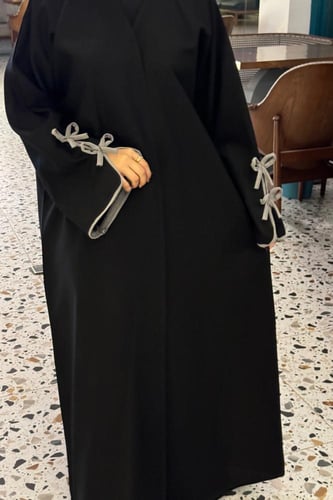 عباية سادة ازرار مع فيونكه على الكُم