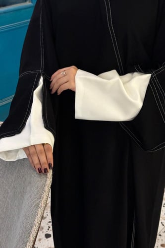 عباية قماش ملكي ازرار تدخيلة كُم ابيض