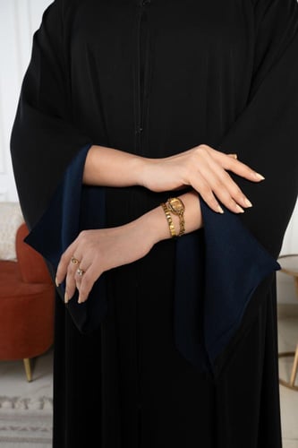 عباية حرير بتدخيله كم داخلي كحلي