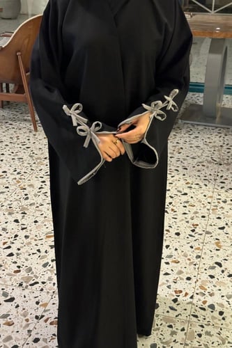 عباية سادة ازرار مع فيونكه على الكُم