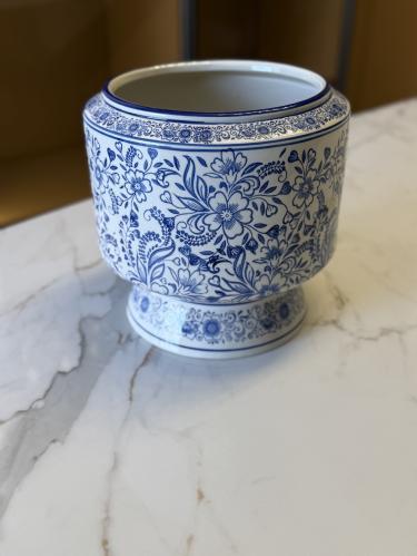 فازه مزخرفه بالرسومات الزرقاء