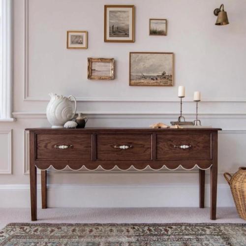 طاولة كونسول خشبية بتصميم كلاسيكي أنيق