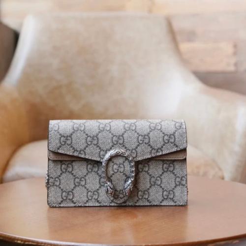 شنطة قوتشي وسط