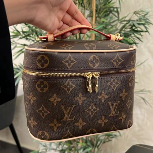 شنطة لويس فويتون وسط