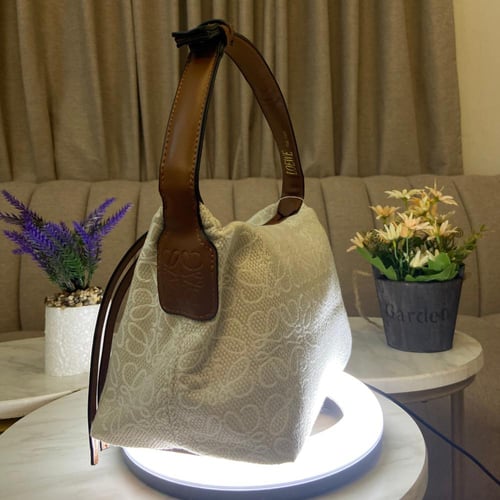 شنطة لويفي ابيض