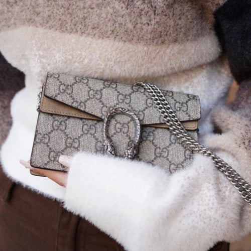 شنطة قوتشي وسط