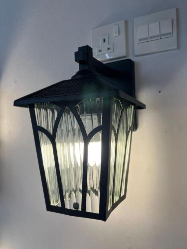 فانوس جداري أسود