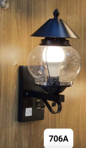 فانوس جداري أسود