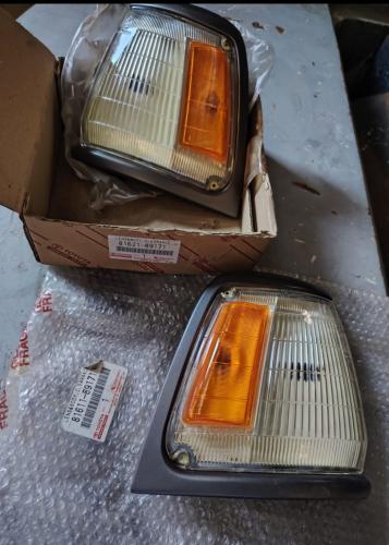 Front corner stands for Hilux 89 right left origin...
