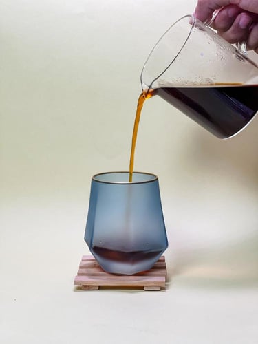 كوب زجاجي لون ازرق