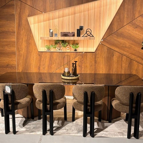 طاولة طعام مستطيلة بسطح زجاجي أسود وقاعدة خشبية