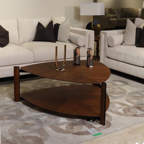 طاولة خشبية مثلثة