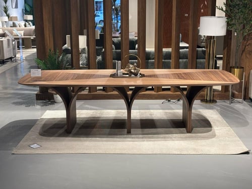 طاولة طعام مستطيلة بأرجل مقوسة خشبية