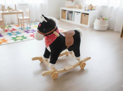 كرسي هزاز شكل حصان اسود صغير