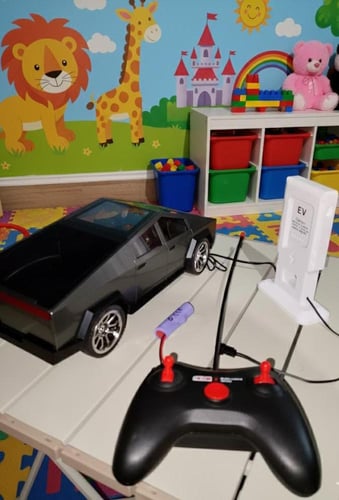 سيارة تيسلا