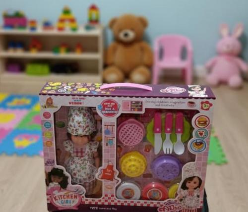 عروسة مع ادواتها