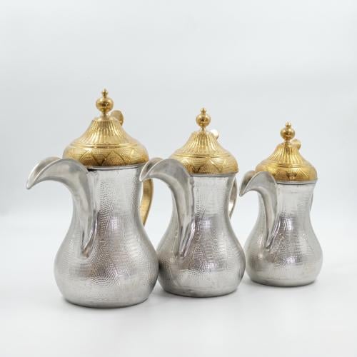 طقم دلال بغدادي منقوش كامل – أبيض بغطاء أصفر (3 قطع)