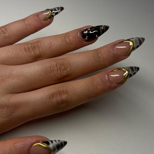 Snak print nails
