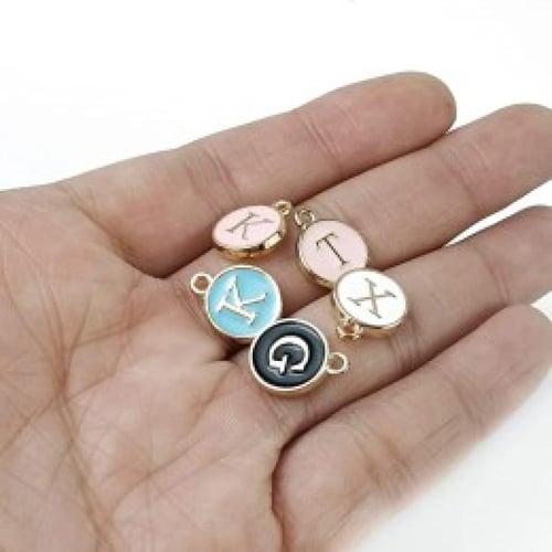 اسوره باضافه حلقات فضيه كبيره و حرف M صغير