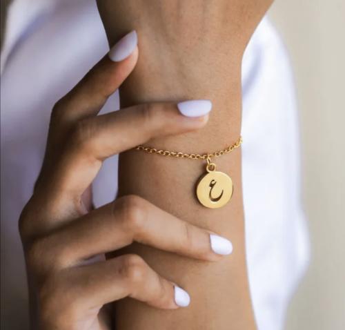 أساور الحروف المطليه ذهب