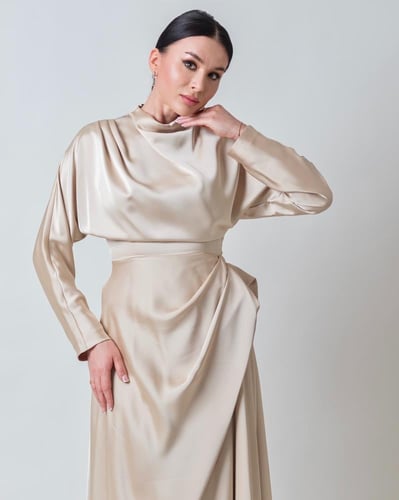 فستان ستان طويل و ناعم