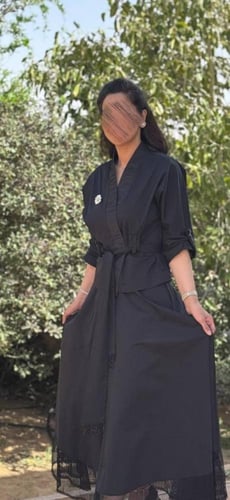 طقم اسود قطعتين تنورة وبلوزة