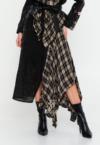 طقم قطعتين جاكيت كاروهات وتنوره بتصميم متداخل