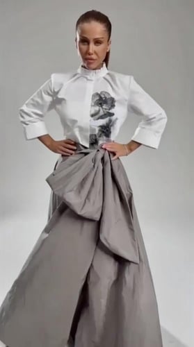 طقم بلوزة ابيض مورده وتنورة