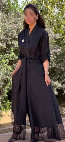 طقم اسود قطعتين تنورة وبلوزة