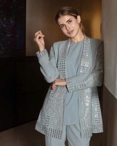 طقم ثلاث قطع جاكيت مطرز متوفر بلونين