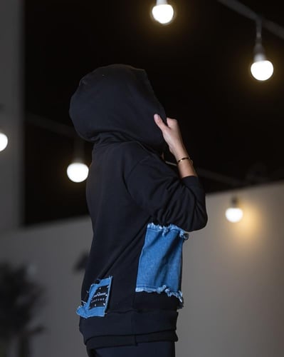 بلوفر اسود بتصميم جينز متداخل