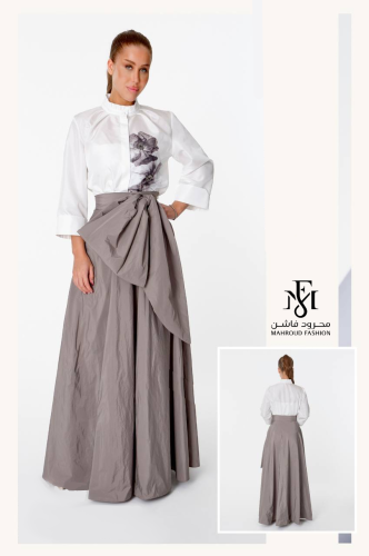 طقم بلوزة ابيض مورده وتنورة