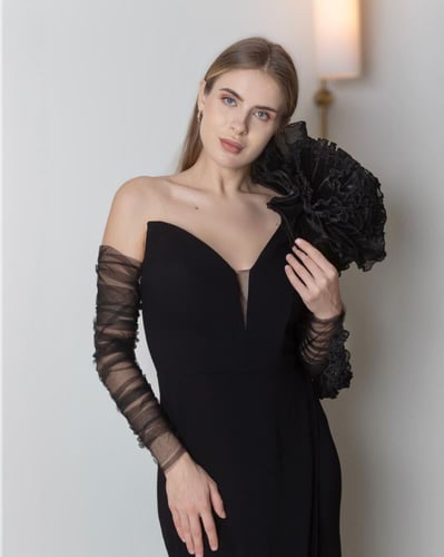 فستان بزينة ورد واكمام تل