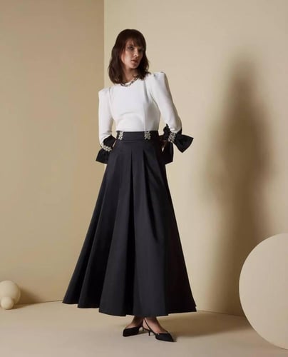 طقم قطعتين بلوزه و تنوره مزين بكريستال