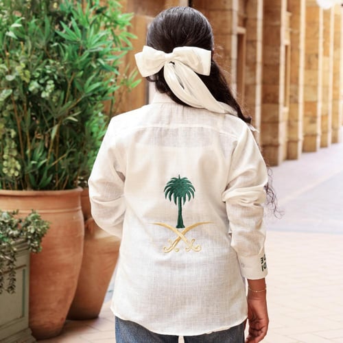 قميص ابيض مطرز بــ شعار المملكة - اليوم الوطني 95