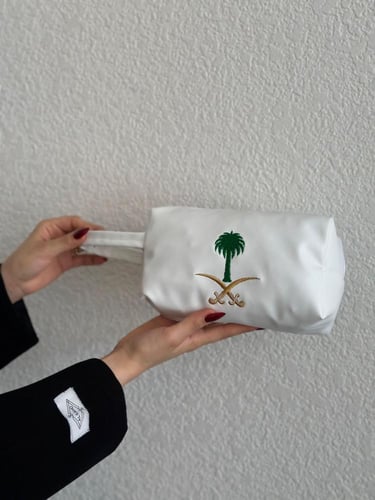 شنط يد نسائية مطرزة بــ هوية اليوم الوطني 95 - هدا...