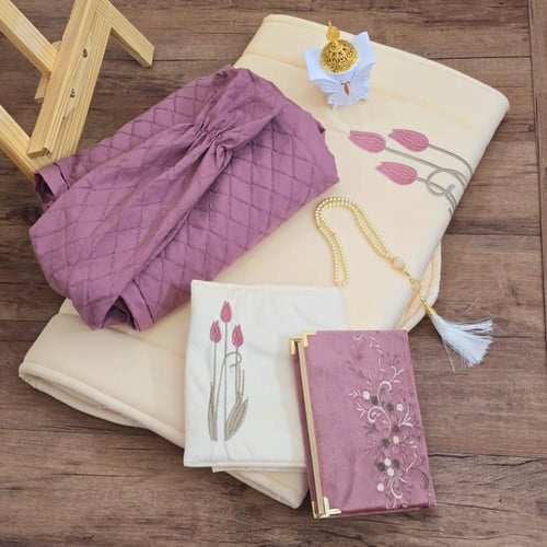 طقم صلاة نسائي مطرز بالاسم