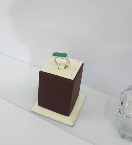 خاتم رجالي مستطيل مع فص اخضر