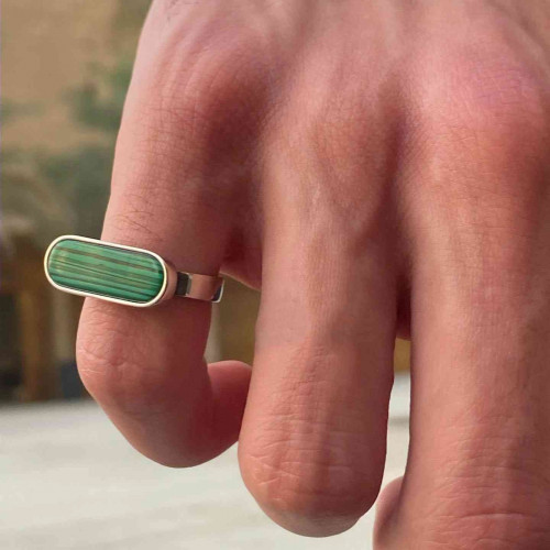 خاتم رجالي مستطيل مع فص اخضر