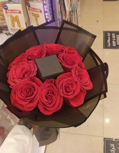 تغليف هديه مع باقة ورد