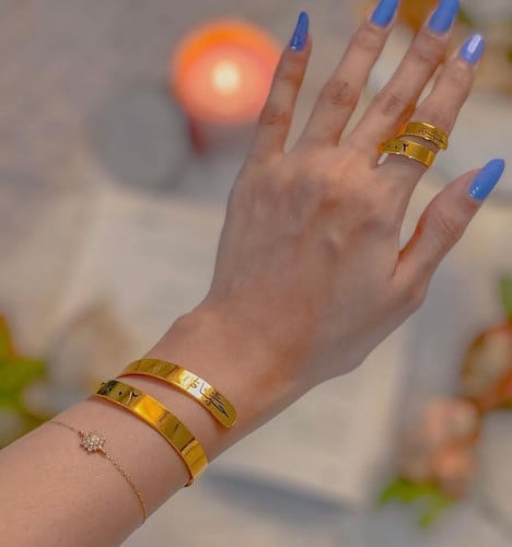 سواره نسائية مع خاتم مطليه بالذهب