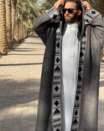 فروة رجالية نقش السدو لون رصاصي